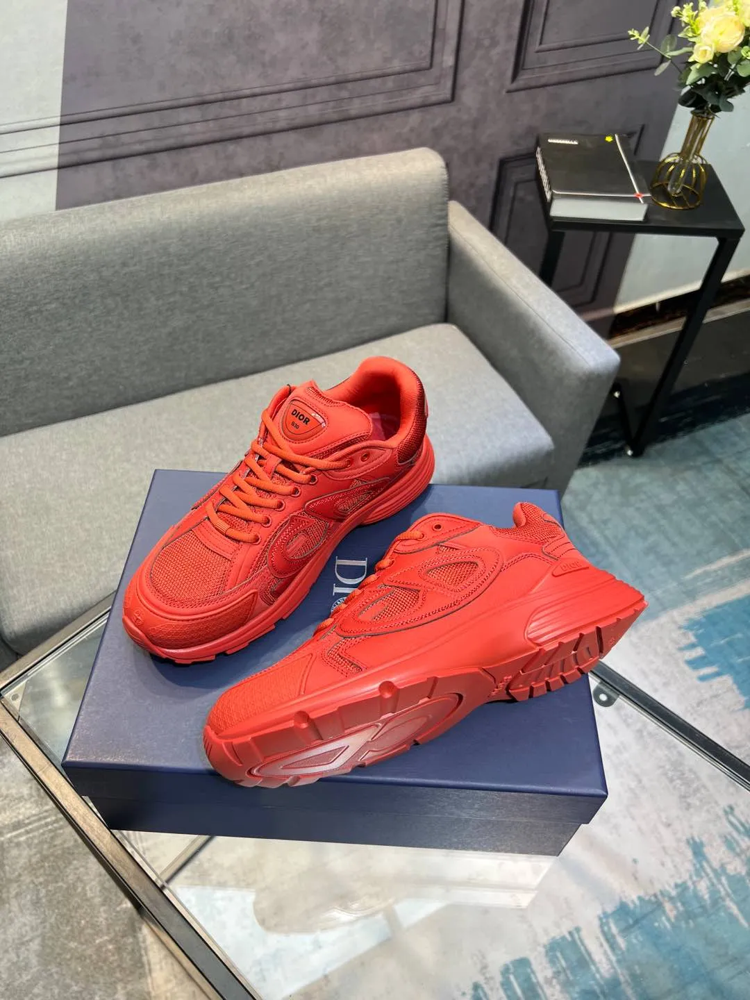 Men's shoes 💰600 high version joint model 🍸 Dior Dior The Island co-branded B30 sneakers follow the trend of the retro market and are Dad Shoes style shoes. The Dior logo on the tongue also indicates that this pair of shoes is the B30 model! B30 uses fine-textured leather and mesh cloth materials to form a shoe body. There are conspicuous letters CD on both sides of the shoe body to indicate the identity. Many lines on the shoe body outline the details, making the shoes look less monotonous and full of retro flavor. ♺ Upper: Original customized technical fabric + mesh ♺ Inner lining: Original customized breathable lining ♺ Outsole: Original molded IP foam + TPU outsole ♺ Heel height: 3.5cm ♺Code number: 39-44 (45 46 customized)